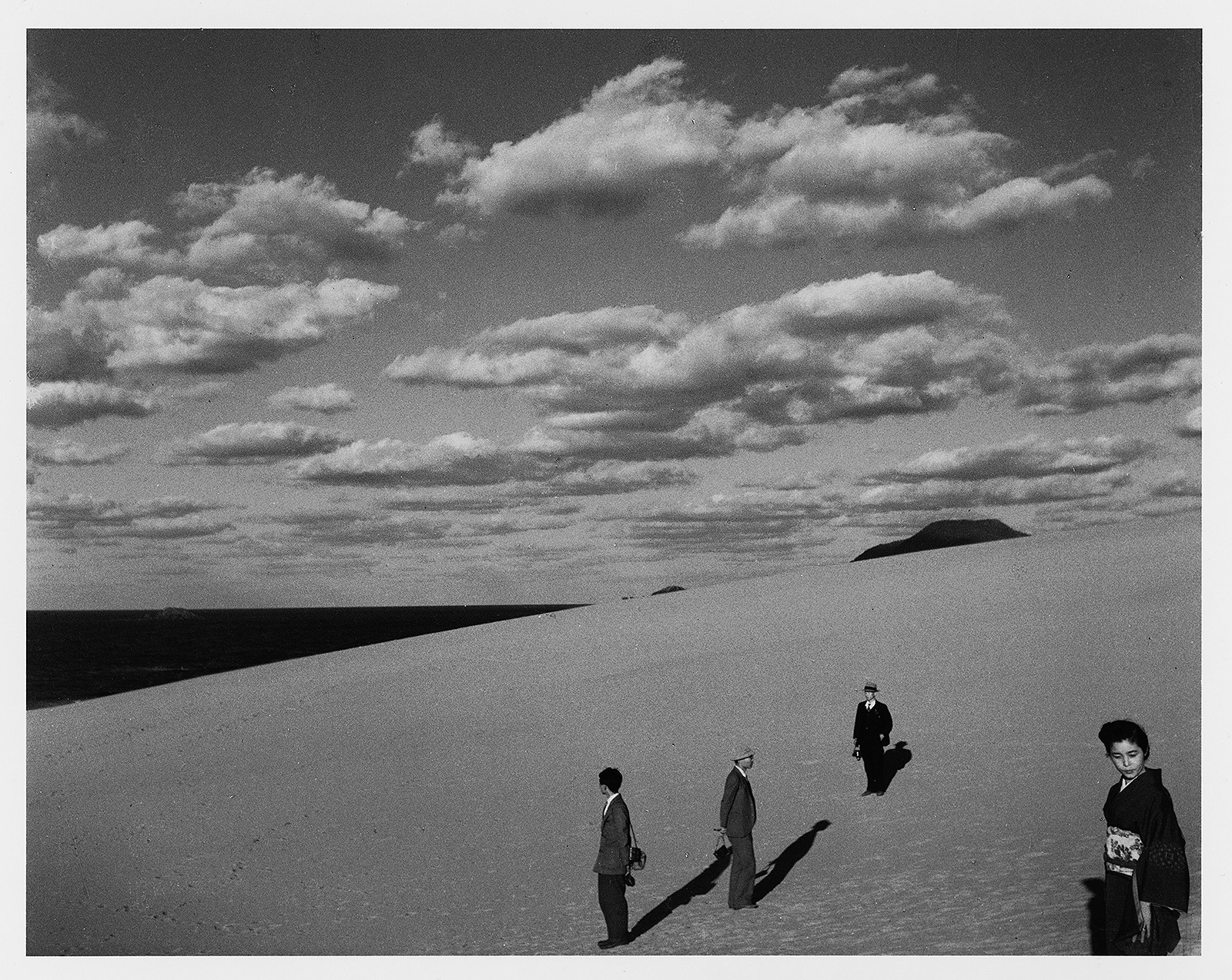妻のいる砂丘風景（Ⅲ）（1950年）